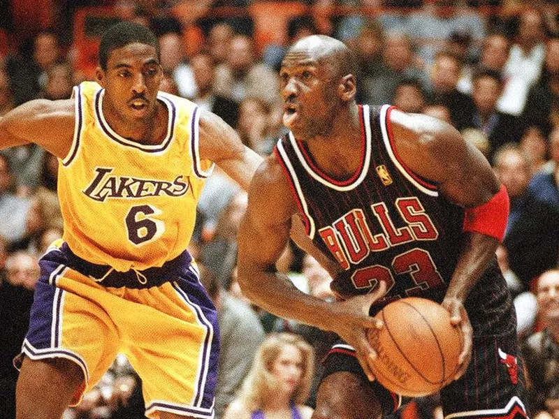 Michael Jordan drives on Eddie Jones