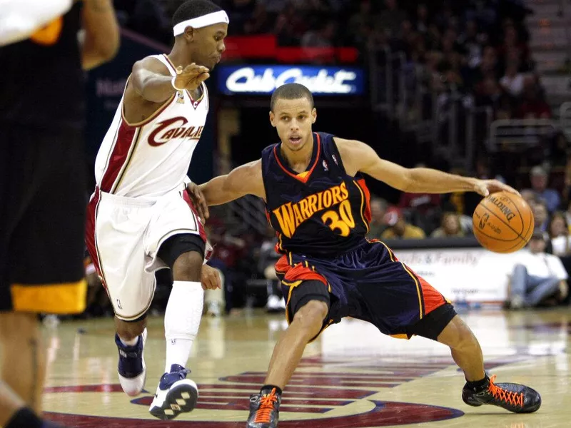 Stephen Curry works against Daniel Gibson