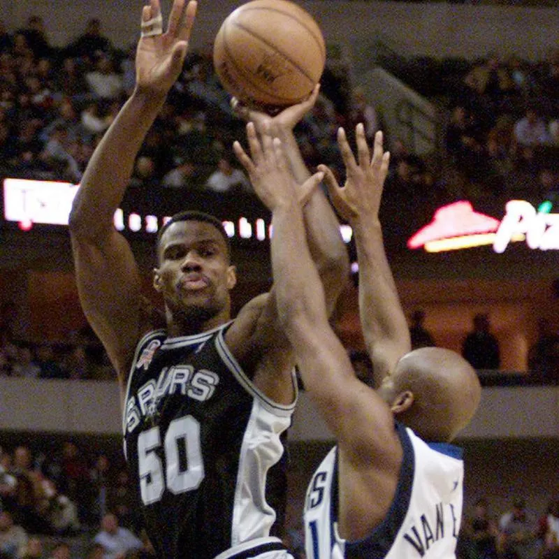 David Robinson passes ball over Dallas Mavericks Nick Van Exel