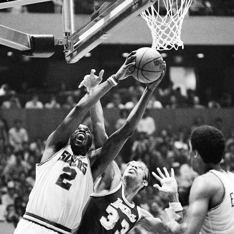 Moses Malone battles Kareem Abdul-Jabbar