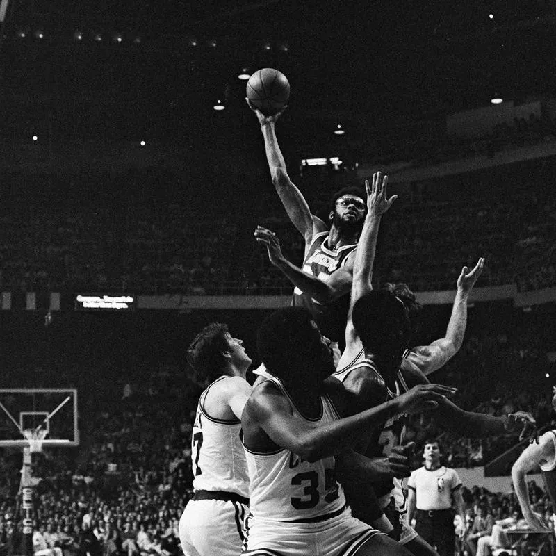 Kareem Abdul-Jabbar jumps over crowd to score