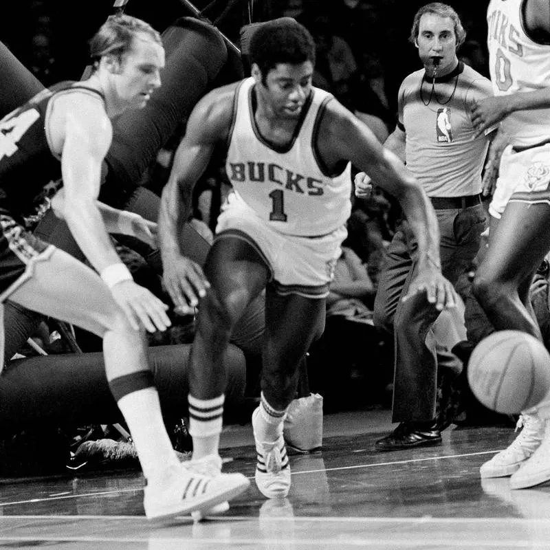 Oscar Robertson steals ball from Rick Barry