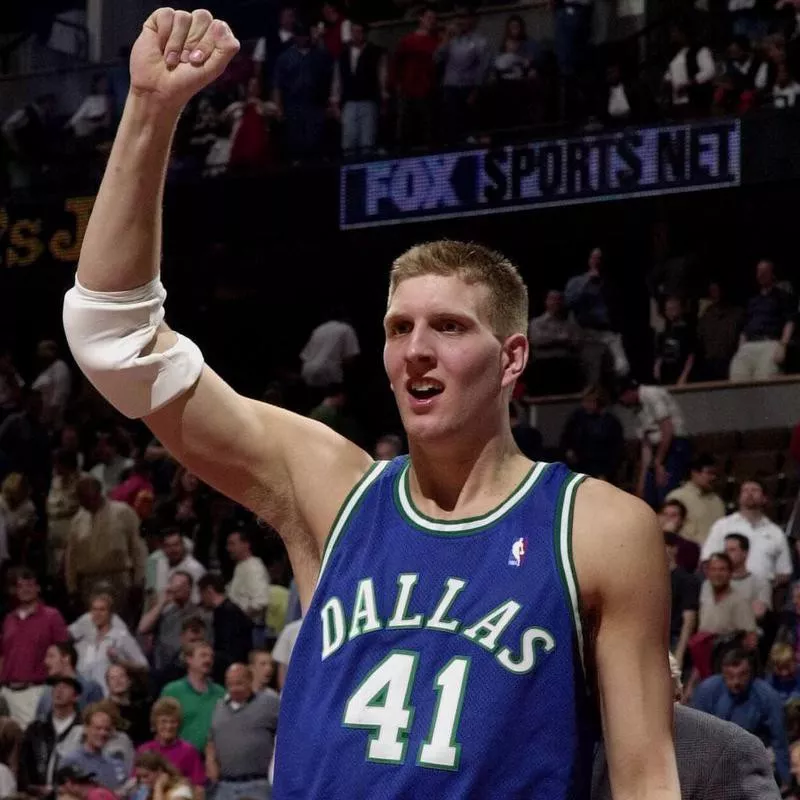 Dirk Nowitzki raises his arm in victory