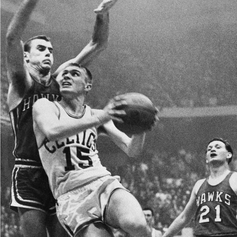 Bob Pettit defends against Tommy Heinsohn