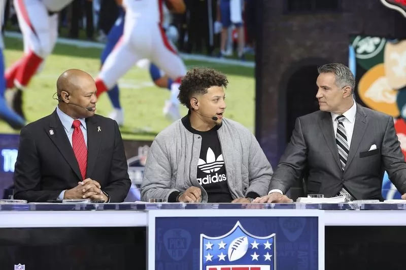 Patrick Mahomes chats with NFL Hall of Famer Kurt Warner