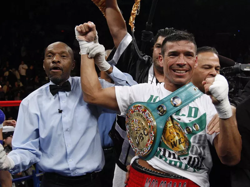 Sergio Martinez poses for cameras