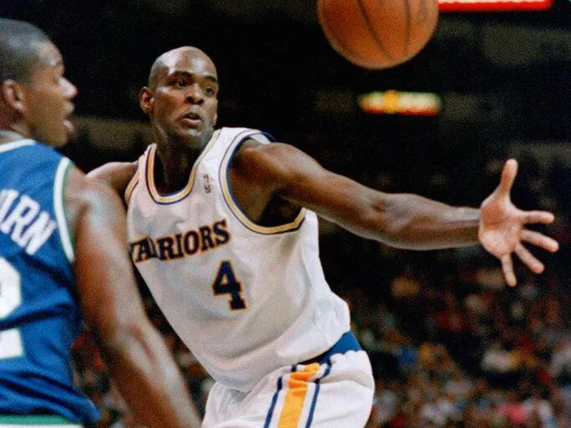 Chris Webber battles for a loose ball with Jamal Mashburn