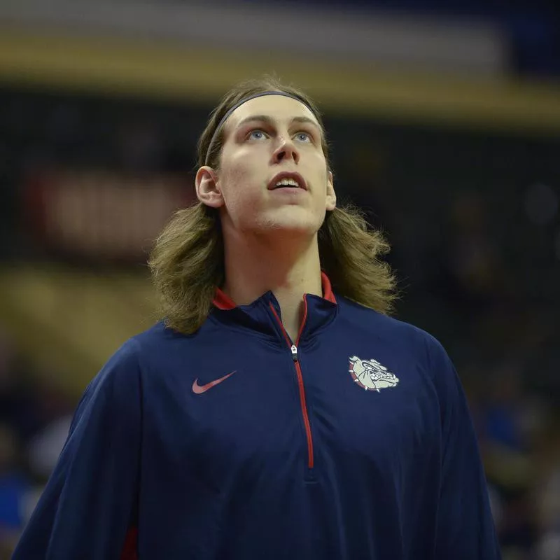 Kelly Olynyk looking up