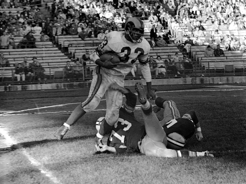 Los Angeles Rams fullback Ollie Matson goes into the end zone