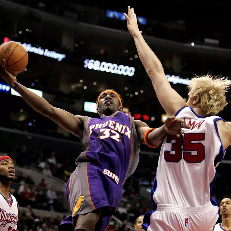 Amare Stoudemire drives to basket