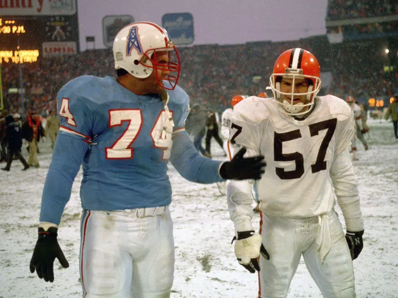 Houston Oilers offensive lineman Bruce Matthews and Cleveland Browns linebacker Clay Matthews