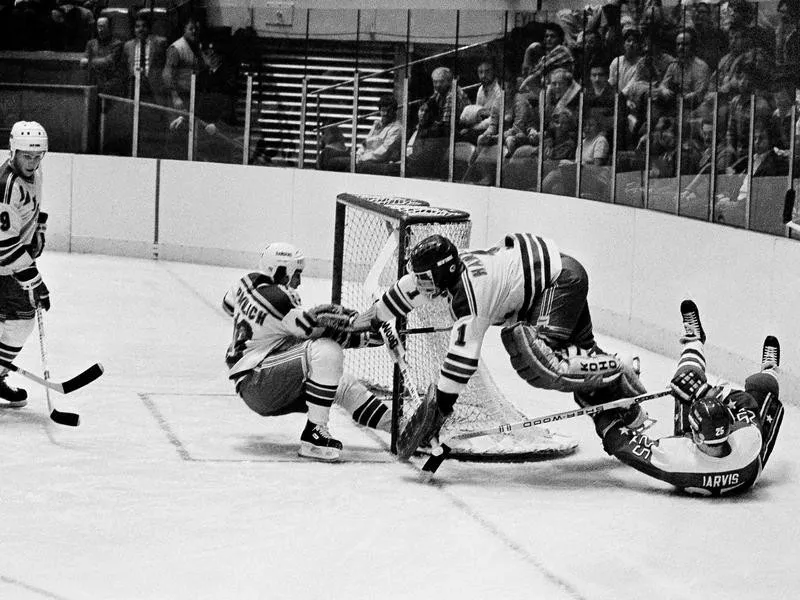 Washington Capitals Doug Jarvis scores goal