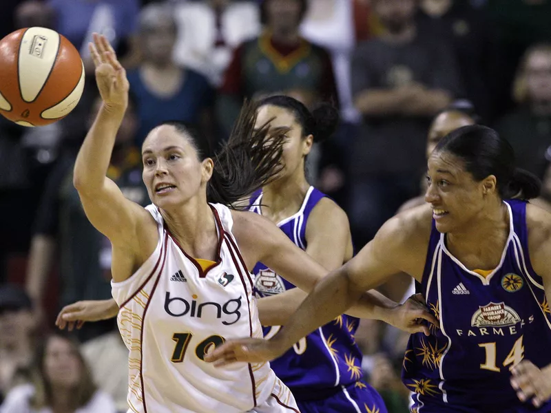 WNBA star Sue Bird wins a loose ball