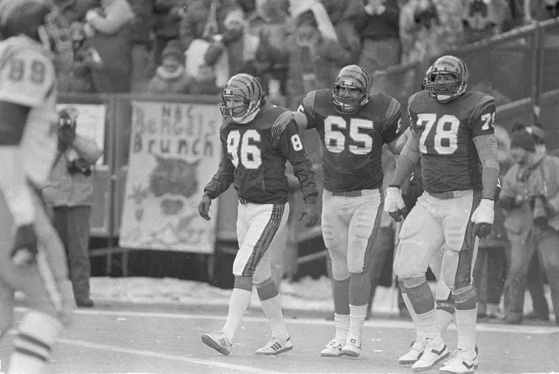 Anthony Munoz with Cincinnati Bengals offensive line