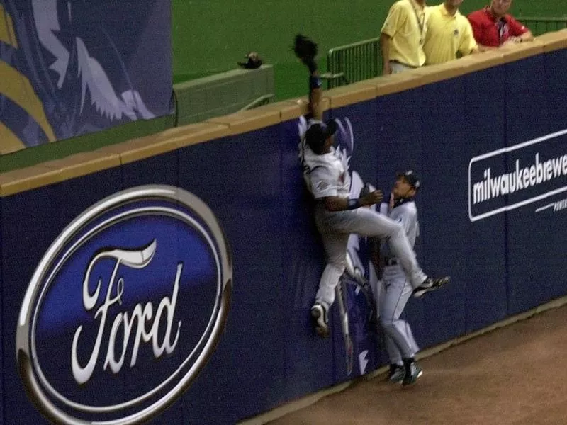 Torii Hunter of the Minnesota Twins robs Barry Bonds of the San Francisco Giants