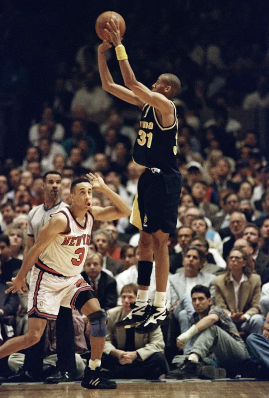 Indiana Pacers guard Reggie Miller shoots over New York Knicks guard John Starks