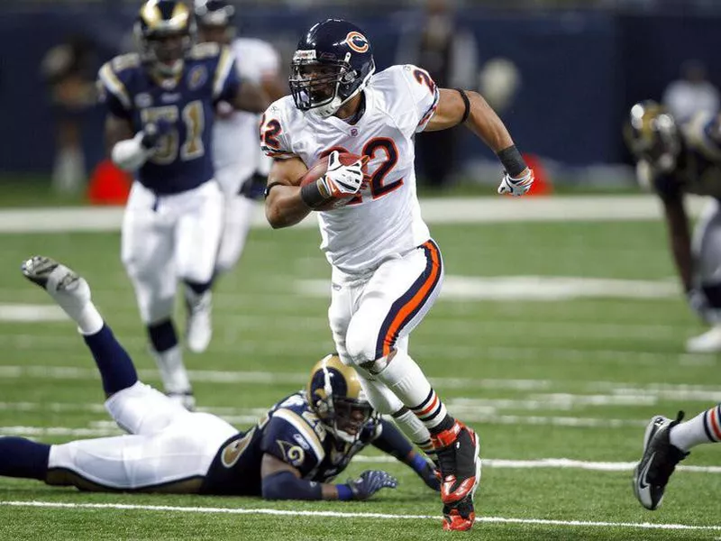 Chicago Bears running back Matt Forte avoids St. Louis Rams safety Corey Chavous