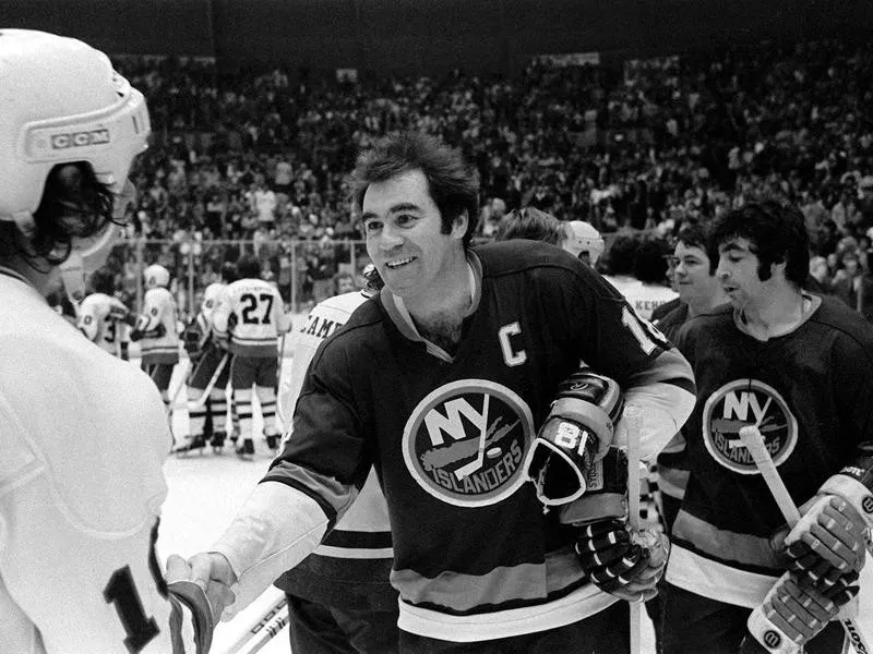 New York Islanders Ed Westfall shakes hands with Pittsburgh Penguins Pierre Larouche