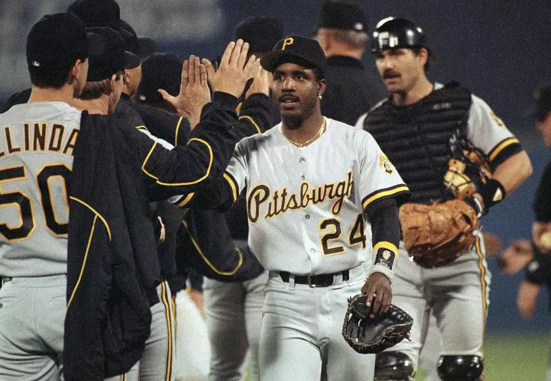 Barry Bonds gives high fives