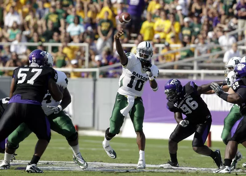 Robert Griffin III throwing ball