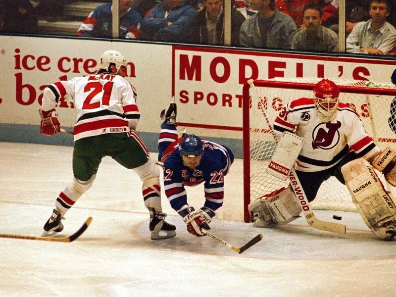 Mike Gartner flies across the ice