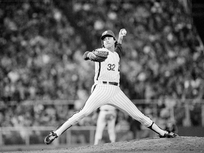 Steve Carlton winds up