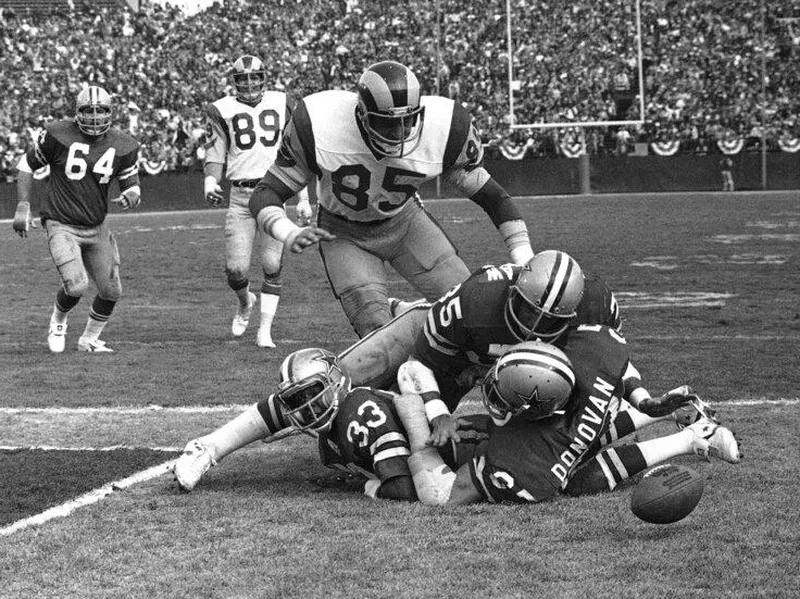 Jack Youngblood recovers a fumble against the Cowboys