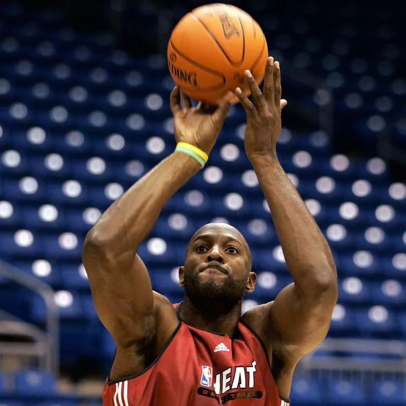 Alonzo Mourning shoots