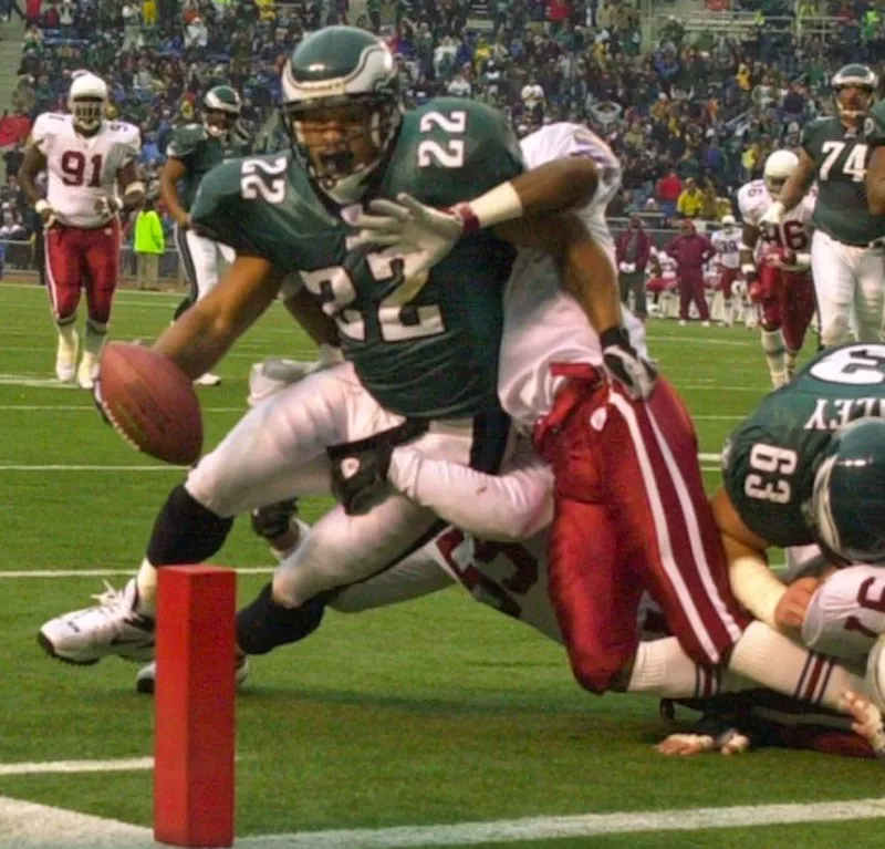 Duce Staley avoiding tackle