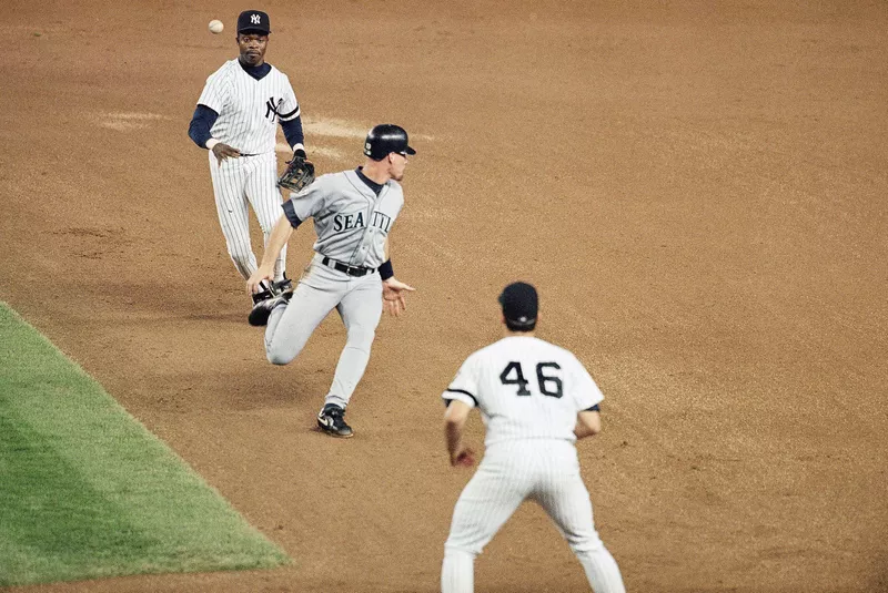 New York Yankees shortstop Tony Fernandez runs down Jay Buhner