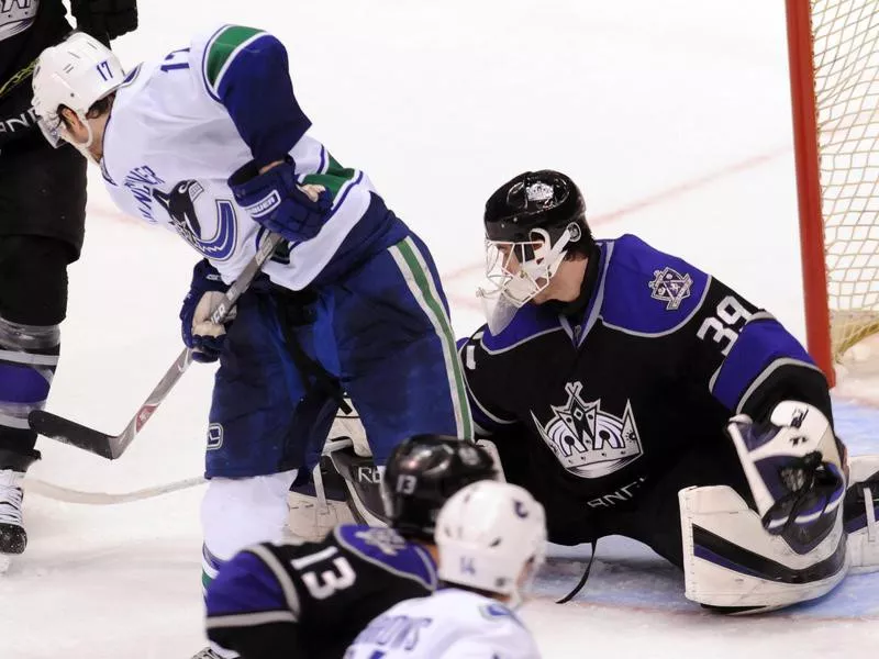 Ryan Kesler knocks winning goal past Dan Cloutier