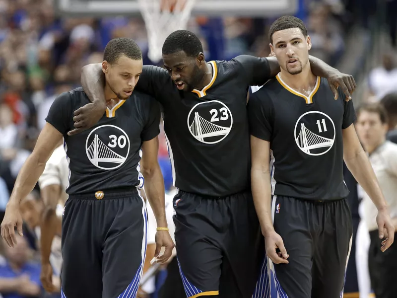 Stephen Curry, Klay Thompson, Draymond Green talking