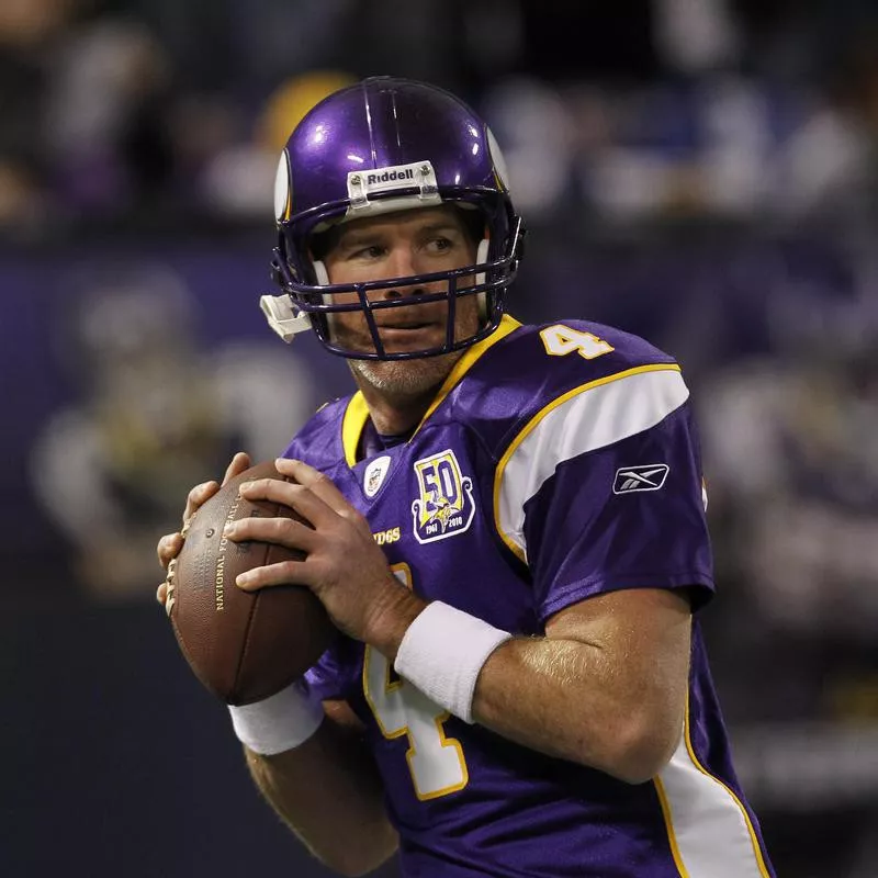 Minnesota Vikings' Brett Favre prepares to throw ball