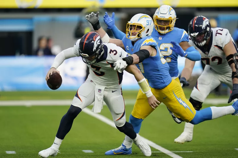 Joey Bosa pressures Drew Lock