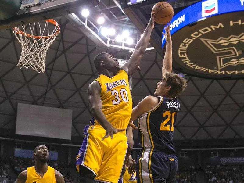 Tibor Pleiss blocked by Julius Randle