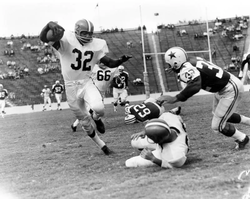 Jim Brown runs after a catch