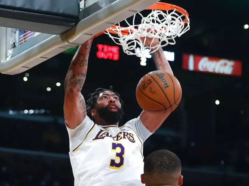 Anthony Davis dunking the ball