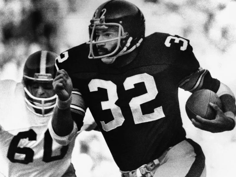 Pittsburgh Steelers running back Franco Harris runs by Cleveland Browns linebacker Bob Babich