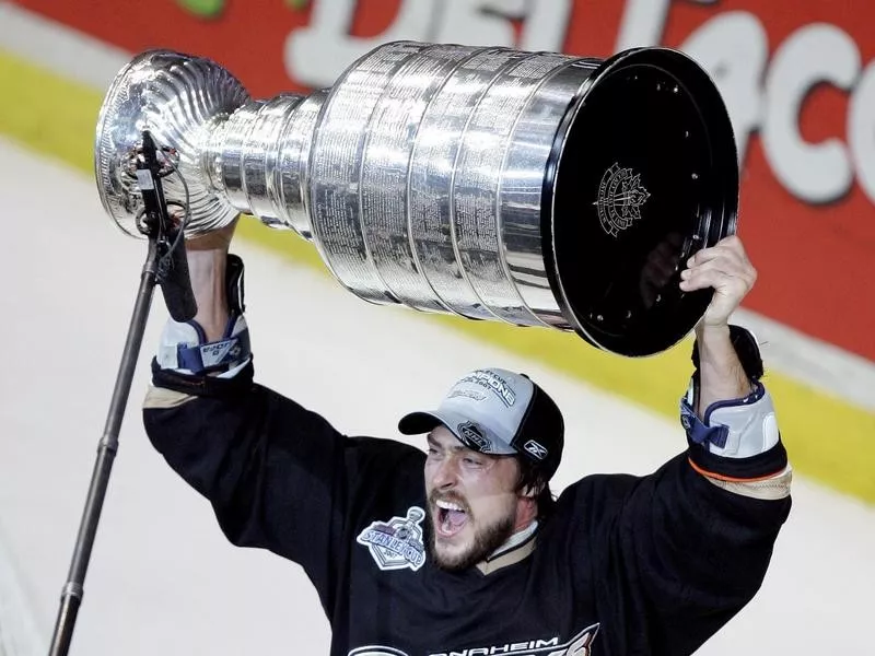 Teemu Selanne lifts the Stanley Cup