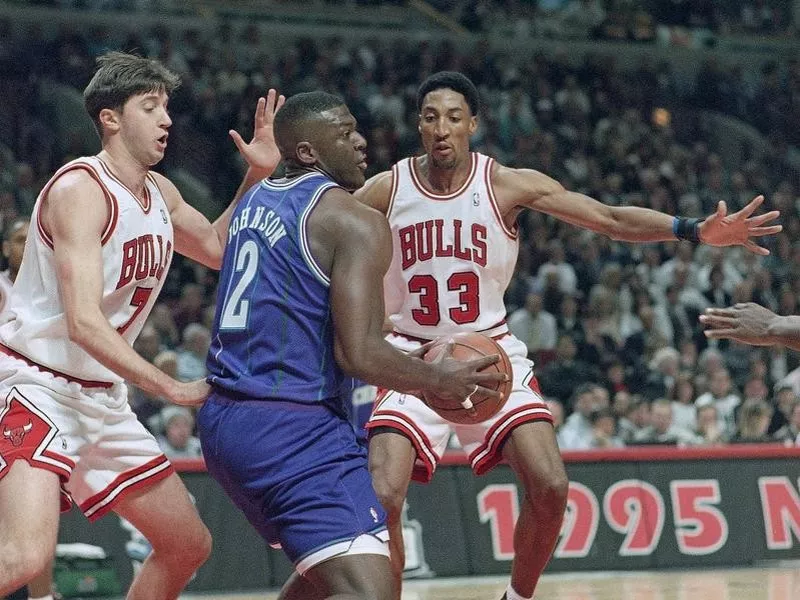 Scottie Pippen and Toni Kukoc Defend