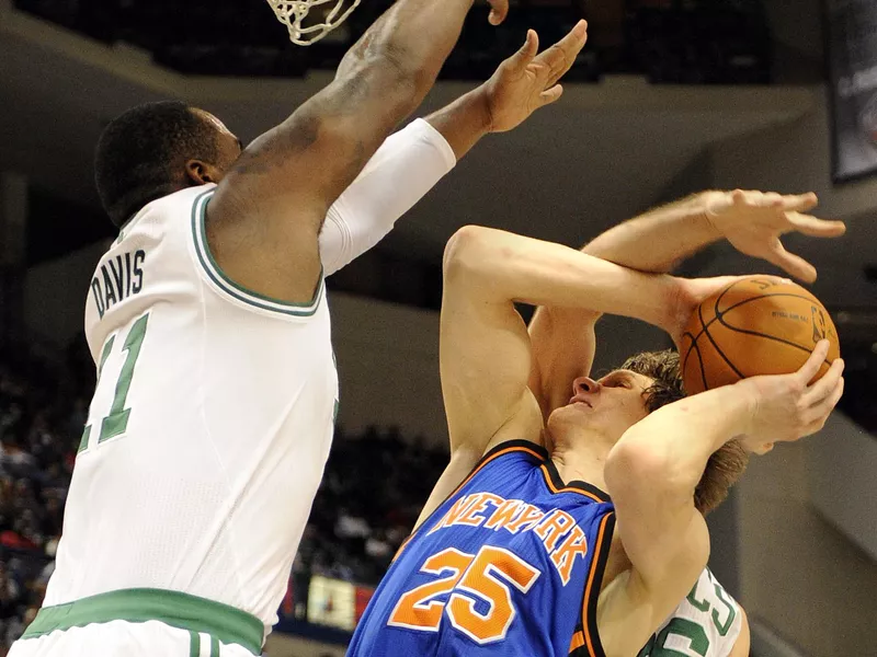 Glen Davis defending against New York Knick Timofey Mozgov