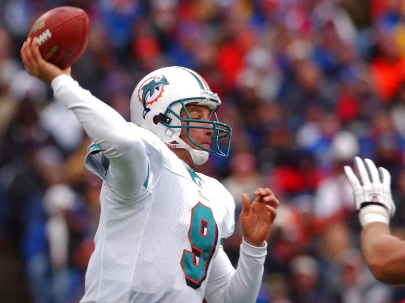 Jay Fiedler throwing football