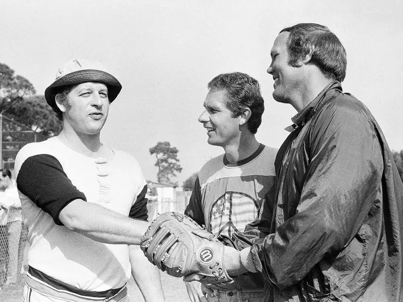 Mickey Lolich greeted by Bud Harrelson and Bill Freehan