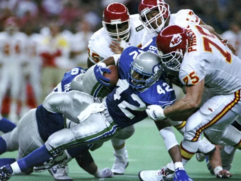 Kansas City Chiefs players tackle Seattle Seahawks running back Chris Warren