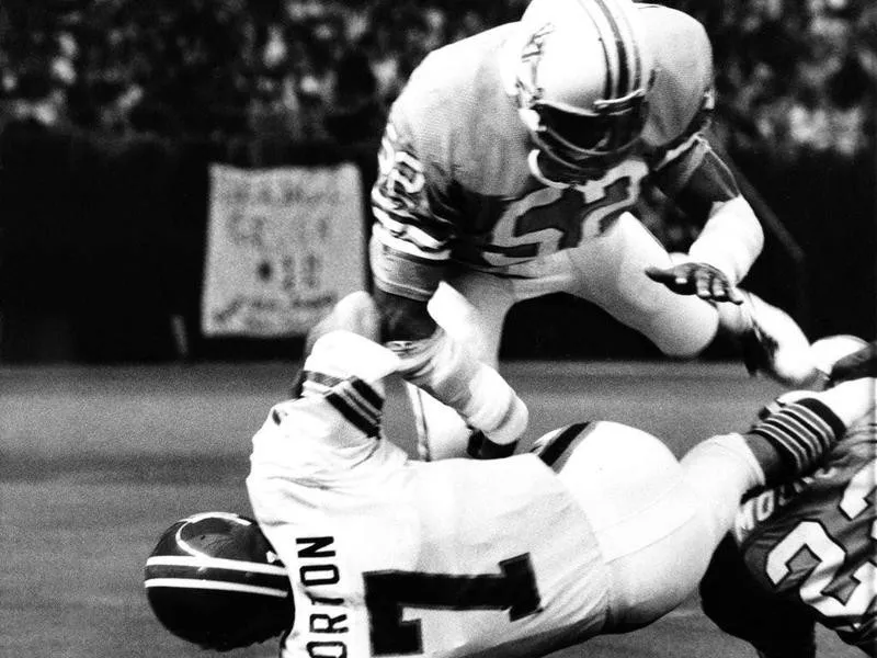 Robert Brazile making a tackle