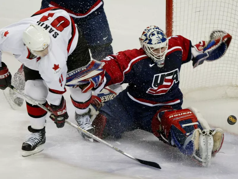 Joe Sakic tries to snap puck past goalie Mike Richter