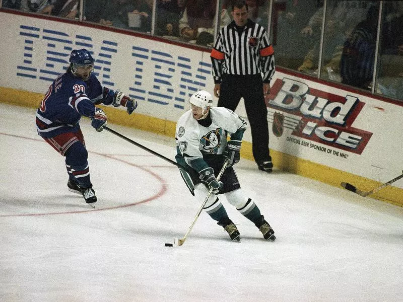 Jari Kurri skating with puck