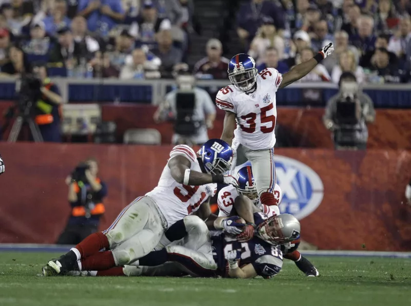 Justin Tuck brings down Wes Welker