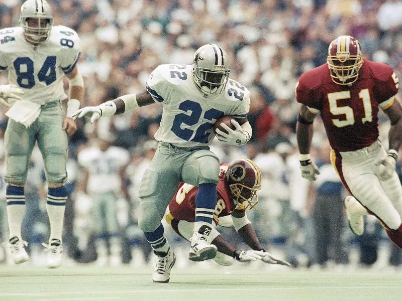 Dallas Cowboys' Emmitt Smith eludes grasp of Washington Redskins