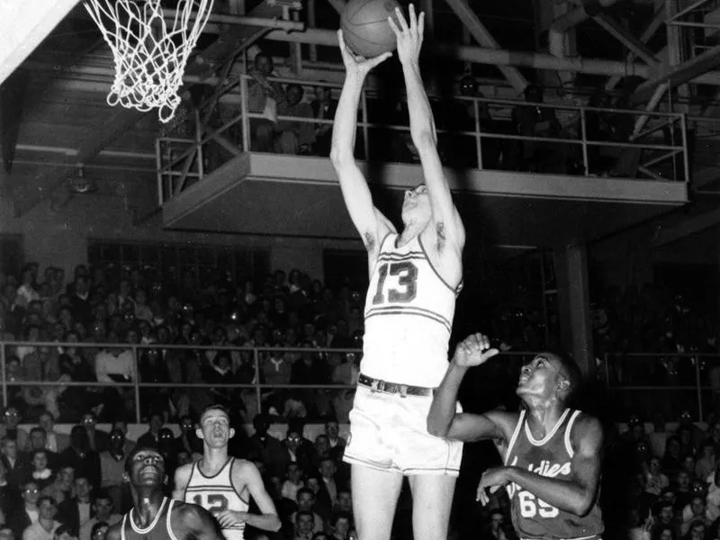 Jerry Lucas shooting the ball